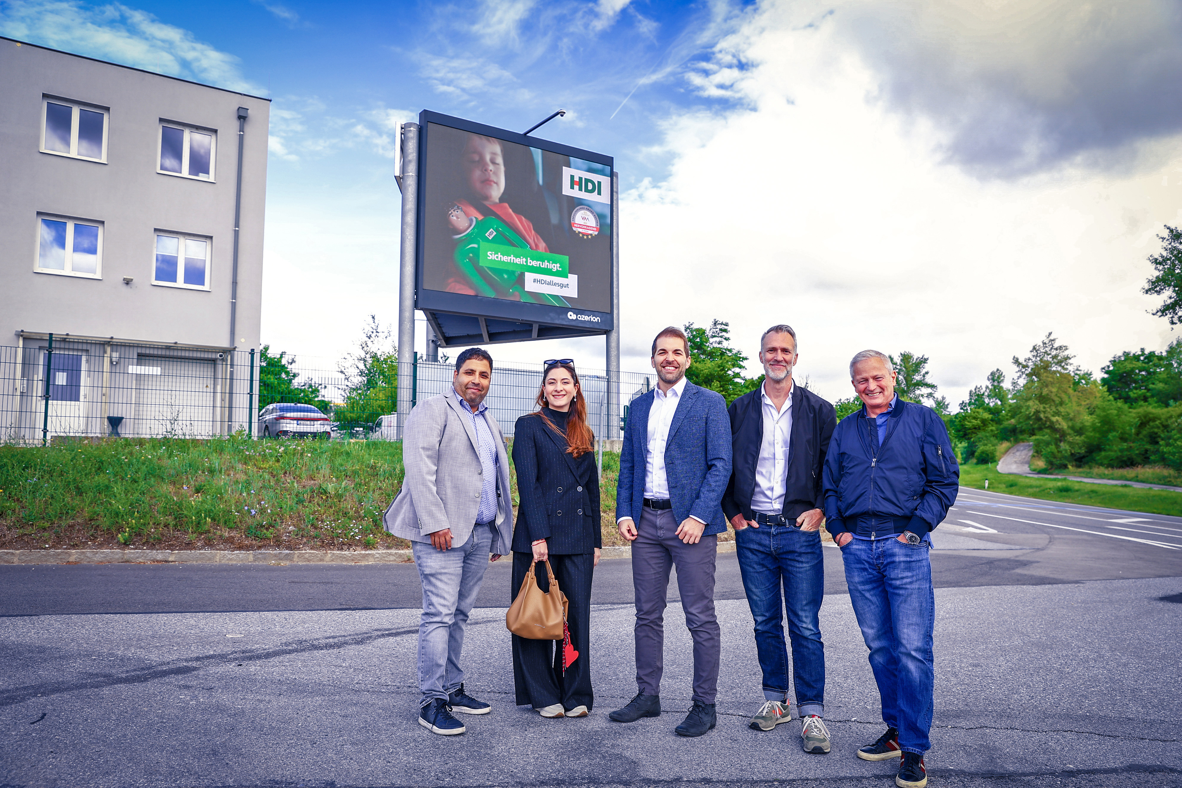 „Sicherheit beruhigt“: HDI Versicherung mit DOOH-Kampagne am Straßenrand